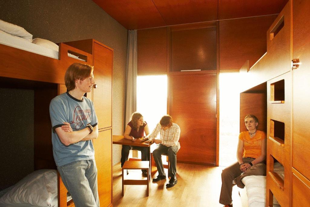 Lit Simple dans Dortoir pour Hommes